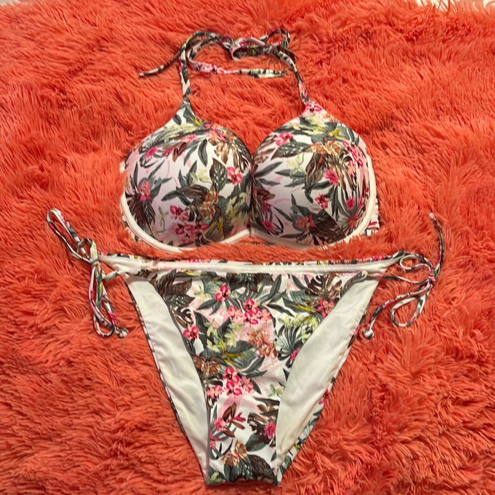 Victoria’s Secret bikini 👙